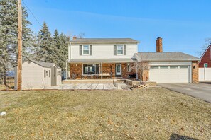 Interior - Ice Fishing & Winter Hikes! Belleville Lake House (Belleville)