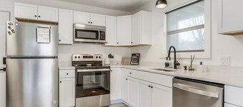 Walk to Shops & Eats: Dtwn Columbus Gem w/ Balcony