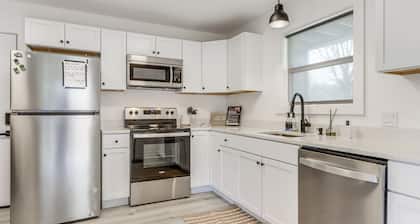 Walk to Shops & Eats: Dtwn Columbus Gem w/ Balcony