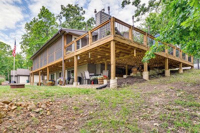 Truman Lake Retreat: Large Deck & On-site Fishing!