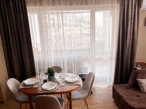 Dining - 
1-room apartment with sea view in Ravda, on the first line of the sea. (Ravda)