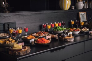 Een buffet met diverse gerechten en drankjes.