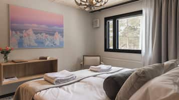 Kahden hengen superior-huone (yksi tai kaksi sänkyä), 1 makuuhuone | Ylelliset vuodevaatteet, työpöytä