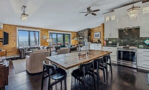 Réfrigérateur, four à micro-ondes, un four, surface de cuisson