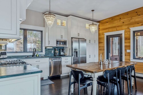 Mountain Views · Dog-Friendly Cabin & Fire Pit