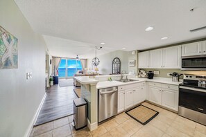 Réfrigérateur, four à micro-ondes, un four, surface de cuisson