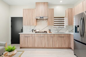 2 bedrooms, Internet - Modern Private Home w Full Kitchen Parking (West Covina)