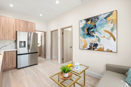 Modern Private Home w Full Kitchen Parking