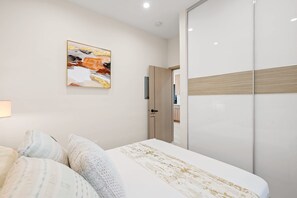 2 bedrooms, Internet - Modern Private Home w Full Kitchen Parking (West Covina)