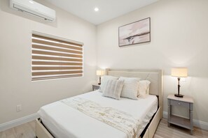 House | 2 bedrooms, Internet - Modern Private Home w Full Kitchen Parking (West Covina)