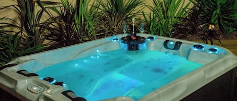 Outdoor spa tub