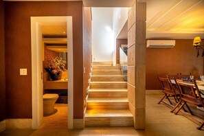 Deluxe House, Private Pool | Bathroom | Shower, hair dryer, towels, toilet paper - Bz91 Centro 600m Rua das Pedras piscina (Buzios)