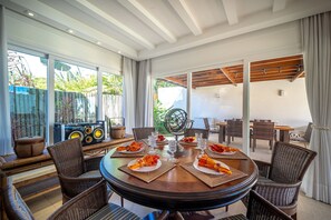 Deluxe House, Private Pool | Dining room - Bz91 Centro 600m Rua das Pedras piscina (Buzios)