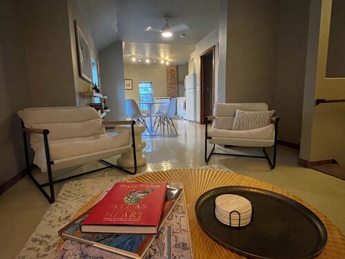 Cozy 2-bedroom apartment in Warren with AC, WiFi