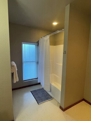 Bidet, Handtücher, Seife, Toilettenpapier