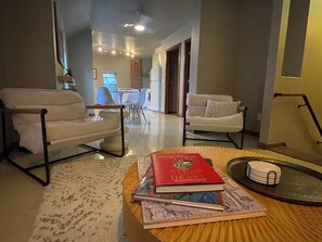 Living area - Cozy 2-bedroom apartment in Warren with AC, WiFi (Warren)