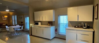 Cozy 2-bedroom apartment in Warren with AC, WiFi