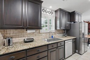 冷蔵庫、電子レンジ、オーブン、コンロ