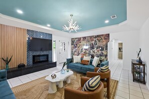 テレビ、暖炉、書斎 / ワークスペース