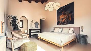 Habitación doble Deluxe, 1 cama King size, aire acondicionado | Sábanas de algodón egipcio, ropa de cama de alta calidad y edredón