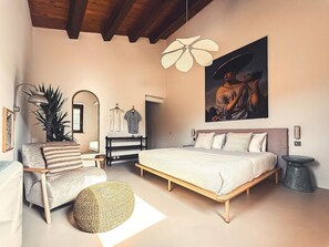 Deluxe Double Room, 1 King Bed, Air conditioning | Egyptian cotton sheets, premium bedding, down duvets, memory-foam beds