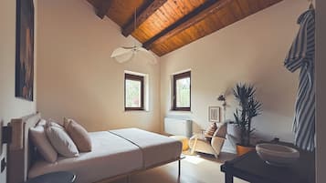 Deluxe Double Room, 1 King Bed, Air conditioning | Egyptian cotton sheets, premium bedding, down comforters
