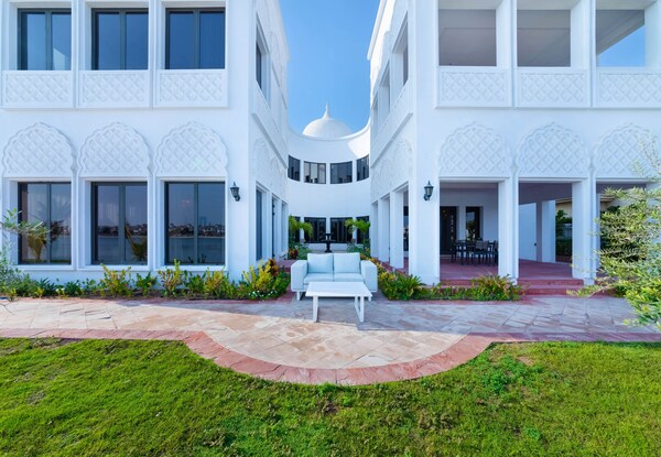 Beachfront Signature Villa - Mint Stay - Dubái