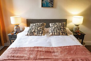 3 bedrooms, desk, iron/ironing board, travel cot - Stella's Cottage by STAE-Homes (Bristol)