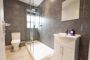 Shower, towels - Stella's Cottage by STAE-Homes (Bristol)