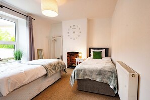 3 Schlafzimmer, Schreibtisch, Bügeleisen/Bügelbrett, Reisekinderbett