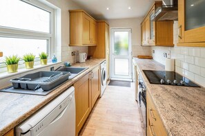 Fridge, microwave, oven, stovetop - Stella's Cottage by STAE-Homes (Bristol)