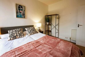 3 Schlafzimmer, Schreibtisch, Bügeleisen/Bügelbrett, Reisekinderbett