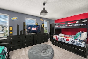 9 bedrooms, iron/ironing board, travel cot, WiFi - Luxury 9 bedroom 5 bathroom Villa -Pool, Spa, Arcade & Free Resort access! (Kissimmee)