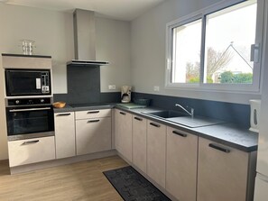 Kylskåp, mikrovågsugn, ugn och spishäll