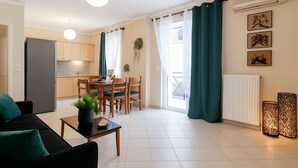 Un appartement moderne comprenant un coin repas, une cuisine et un salon.