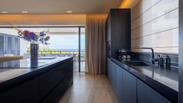 Jääkaappi, mikroaaltouuni, uuni, liesi