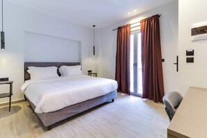 Habitación doble superior, vista a la ciudad | Ropa de cama de alta calidad, edredón, camas con pillow-top y minibar 