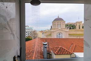 Presidential-Suite, Terrasse, Stadtblick | Badezimmer | Dusche, Regendusche, Haartrockner, Bademäntel