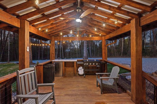 Hemlock Haven – Perfect for Groups of 16