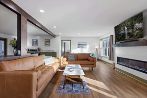 TV, fireplace, video games, books - Hemlock Haven – Perfect for Groups of 16 (Pikeville)