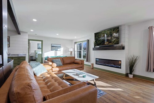 Hemlock Haven – Perfect for Groups of 16