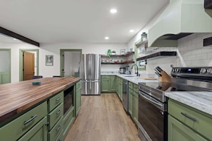 Fridge, microwave, oven, stovetop - Hemlock Haven – Perfect for Groups of 16 (Pikeville)