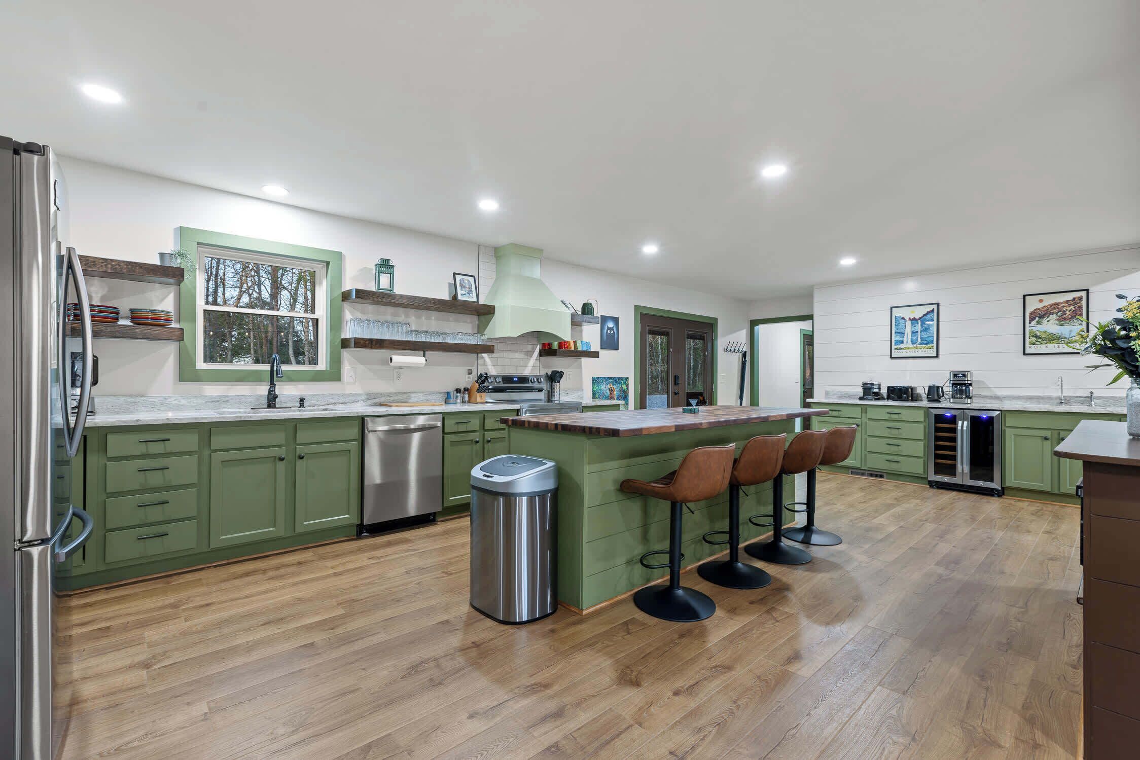 Jääkaappi, mikroaaltouuni, uuni, liesi