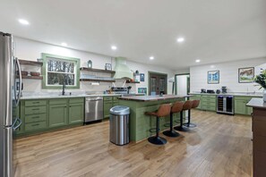 Fridge, microwave, oven, stovetop - Hemlock Haven – Perfect for Groups of 16 (Pikeville)