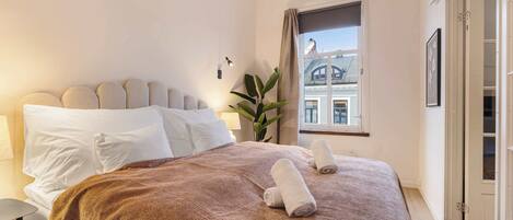 2 chambres, bureau, fer et planche à repasser, lit parapluie