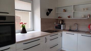 Kylskåp, mikrovågsugn, ugn och spishäll