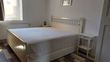 2 sovrum, värdeförvaringsskåp på rummet, skrivbord och resesäng