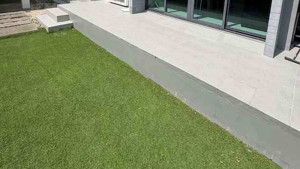 Un edificio moderno de dos pisos con amplios ventanales y techo plano.