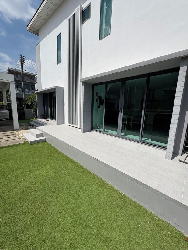 Vista frontal de la propiedad