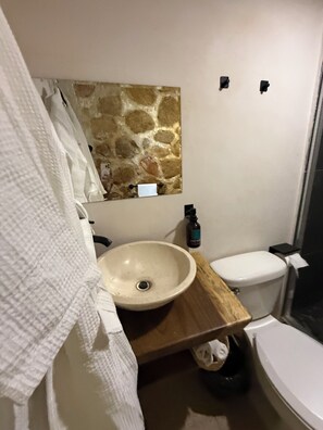 Secador de pelo, toallas, jabón, shampoo